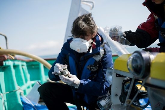 64.3 (c) Mylène Josset, a radioactivity measurement specialist from the independent French laboratory ACRO, conducting radiation survey work. (© Christian Åslund / Greenpeace)