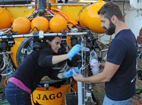 66.3 (c) Prof. Juana Magdalena Santana Casiano (ULPGC) and Dr. Eugenio Fraile Nuez (IEO) tap gas and water samples after a JAGO dive. Photo: Maike Nicolai, GEOMAR