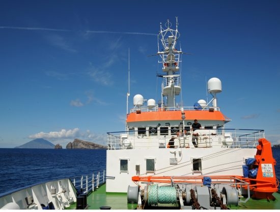 72 (c) The research vessel Poseidon in the central Mediterranean. A team of marine scientists is on board to investigate the current conditions of Mount Etna. (c) Maike Nicolai, GEOMAR