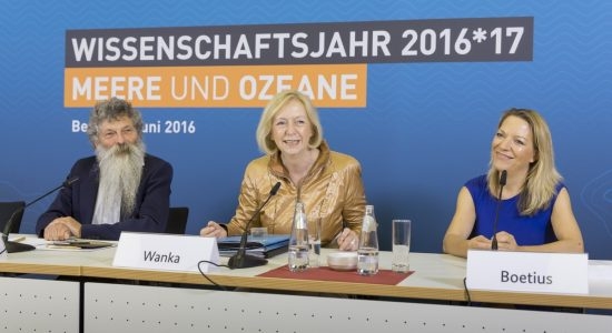 88.2 (c) Federal Research Minister Johanna Wanka, Antje Boetius and Ulrich Bathmann Chairman of the German Marine Research Consortium, at the press conference to kick off the Year of Science 2016*2017: Seas and Oceans. (c) BMBF/Wissenschaftsjahr 2016*17