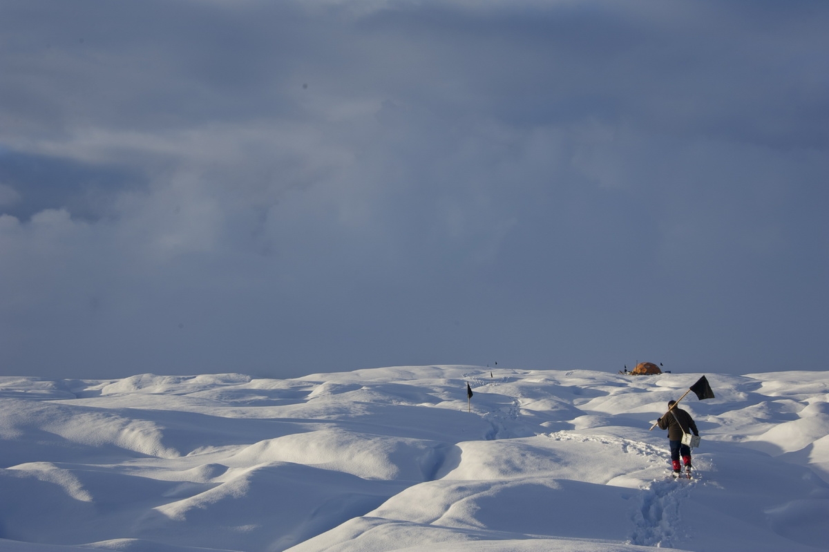 2016_09_25_Groenlandeis_20130914_Russell_Gletscher_045_CoenHofstede_Bildgröße ändern (c) AWI glaciologist on the Russell Glacier in western Greenland. Image taken during an expedition led by AWI glaciologist Coen Hofstede.
(c) Coen Hofstede