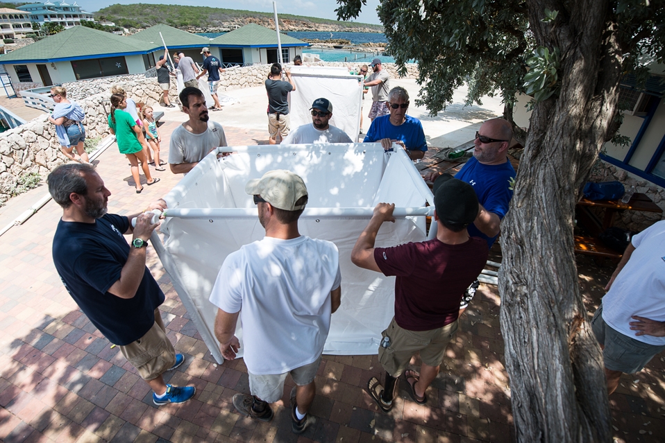 17 PS (c) Construction of outdoor devices to raise corals during SECORE Workshop Curaçao 2016, by Paul Selvaggio