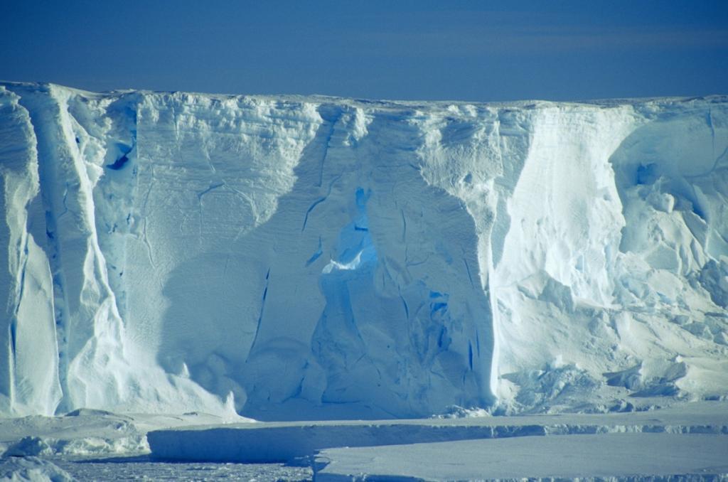 2017_02_04_Antarktis-Gletscher_1 (c) Detail of an iceberg near Pine
(c) Jan Grobys