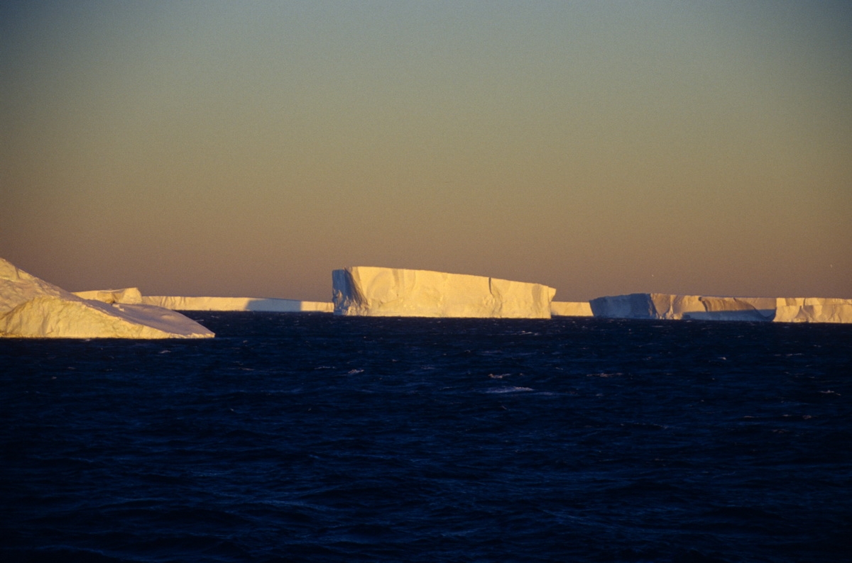 2017_02_04_Antarktis-Gletscher_3 (c) Table iceberg and shelf ice near Pine Island
(c) Jan Grobys