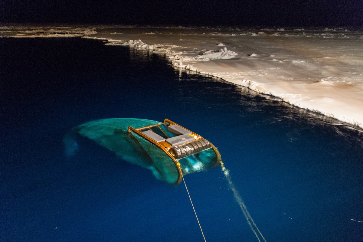 The deployment of the SUIT net. It can dive under the sea ice to catch organisms living there.
(c) Jan van Franeker – IMARES