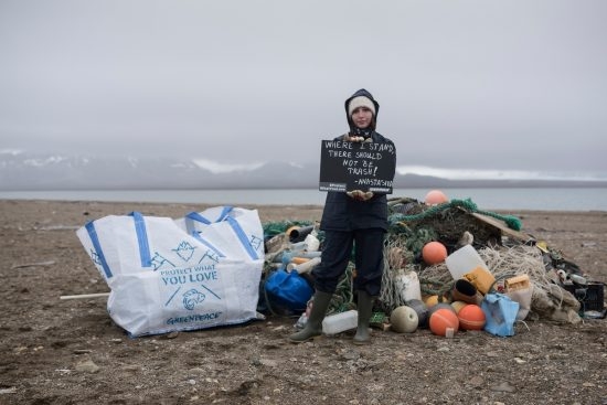 95.1 (c) A message to the Norwegian government in front of a pile of garbage collected from a beach at Sarstangen, the west coast of Svalbard. According to the Governor of Svalbard, approximately 80 percent of the trash that ends up on the beaches of Svalbard orig (c) Christian Aslund