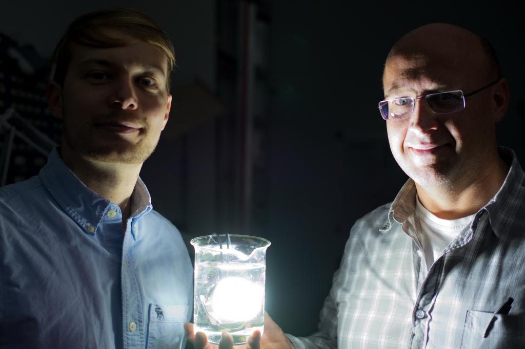 1 (c) Dr Tom Kwasnitschka (left) and Dipl.-Ing. Jan Sticklus bringing light to the deep sea with their innovation. Photo: © Jan Steffen, GEOMAR