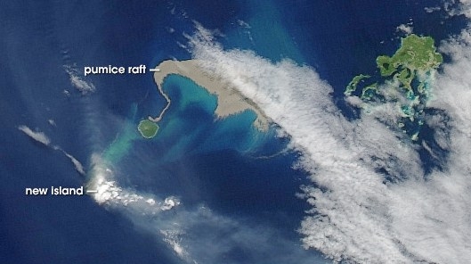 In this 2006 satellite image, a large “raft” of floating pumice stones (beige) appears following a volcanic eruption in the Tonga Islands.
(c) Jesse Alan/NASA Earth Observatory, Goddard Space Flight Center