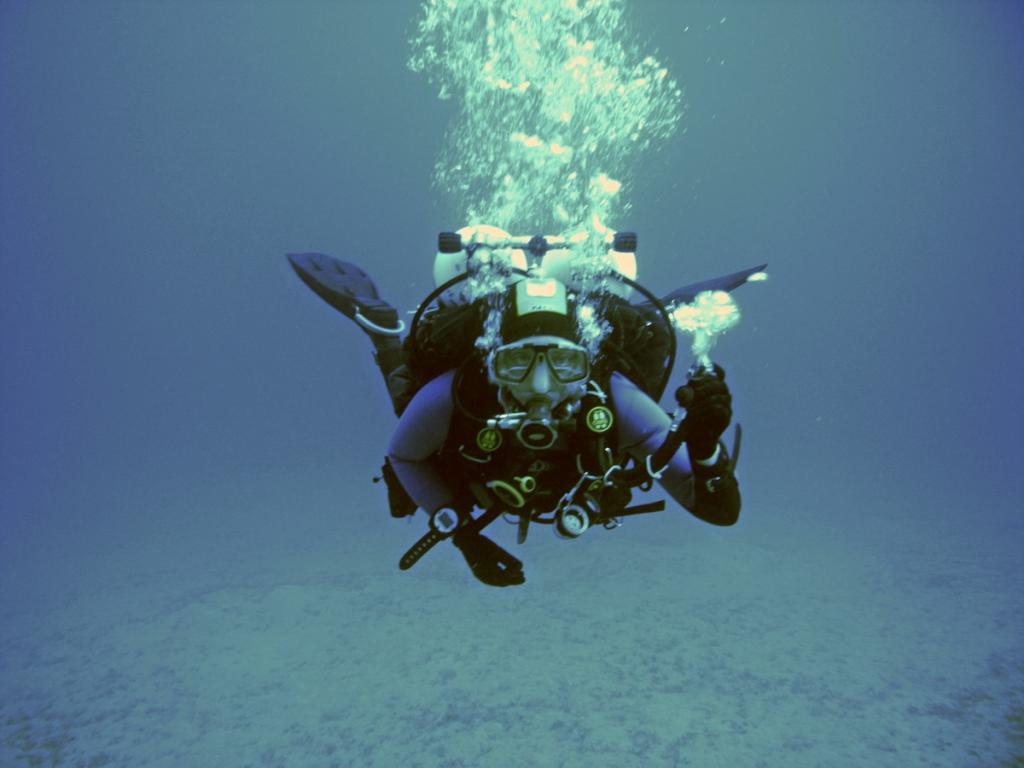 2017_06_05_Tarierung_02 (c) Experienced divers allocate the exact amount of air needed in the jacket or drysuit, purge air automatically from the jacket or drysuit during the ascent, and adjust the breathing to maintain perfect buoyancy all the time.