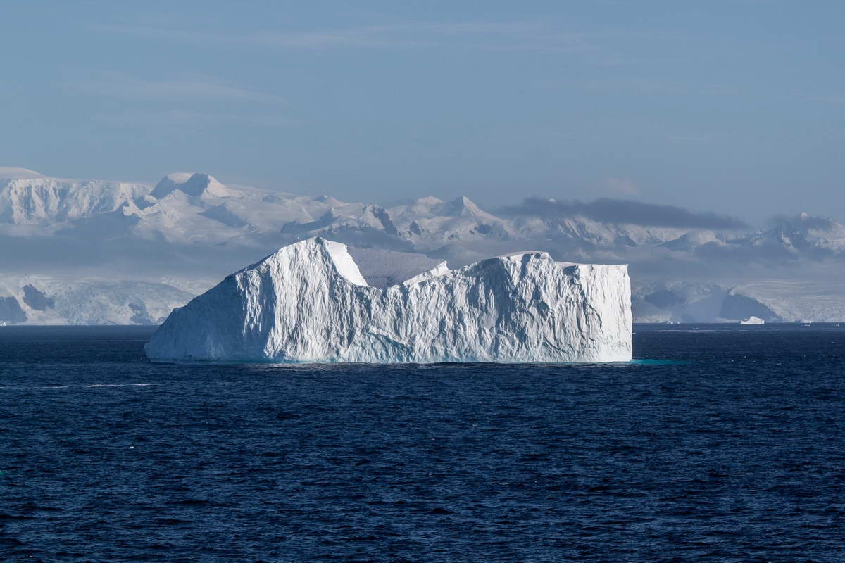 Iceberg off the Antarctic Peninsula © Thomas Ronge