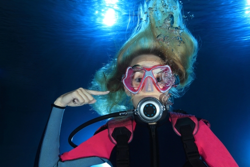 http://www.unterwasserfoto.ch (c) Problems with the ear while diving
(c) Martin Hablützel: Female Scuba Diver