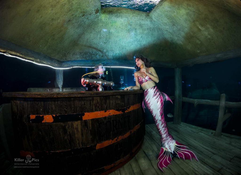 A drink at the underwater bar guarantees a smooth photo shooting session ;-)
(c) Konstantin Killer (Model: Mermaid Kat)