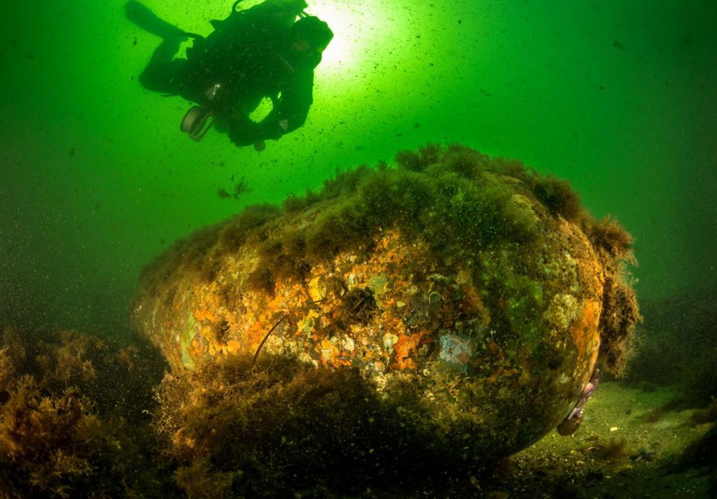 A research diver examines old munitions in the Baltic Sea
(c) Christian Howe, www.h2owe.de