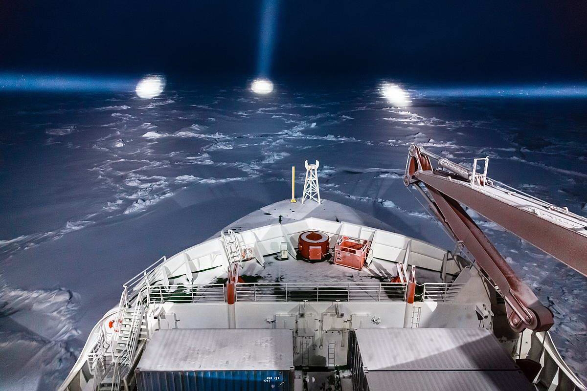 2 (c) Polarstern navigates through the ice at night
(c) Stefan Hendricks