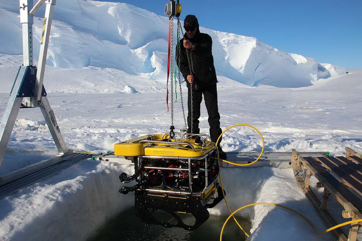4 (c) AWI biologist Horst Bornemann heaves the diving robot out of the hole in the ice with the aid of a beam construction (c) Dominik Nachtsheim