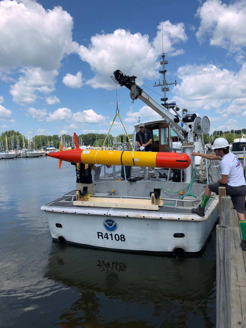 lake_erie_01 (c) Researchers hoist a long-range AUV onto a NOAA research vessel that will carry it out into the open waters of Lake Erie. (c) NOAA.