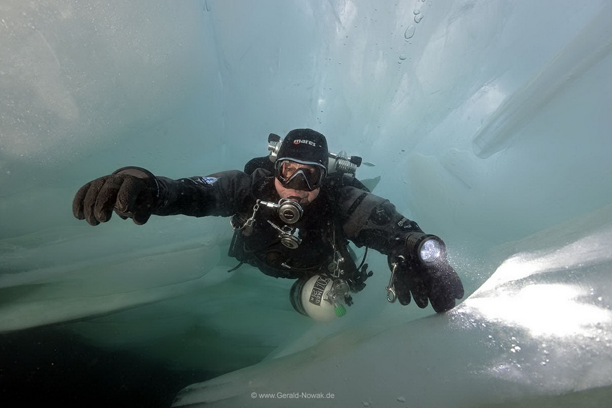 01_2 (c) Ice Diving in Lake Baikal (c) Gerald Nowak