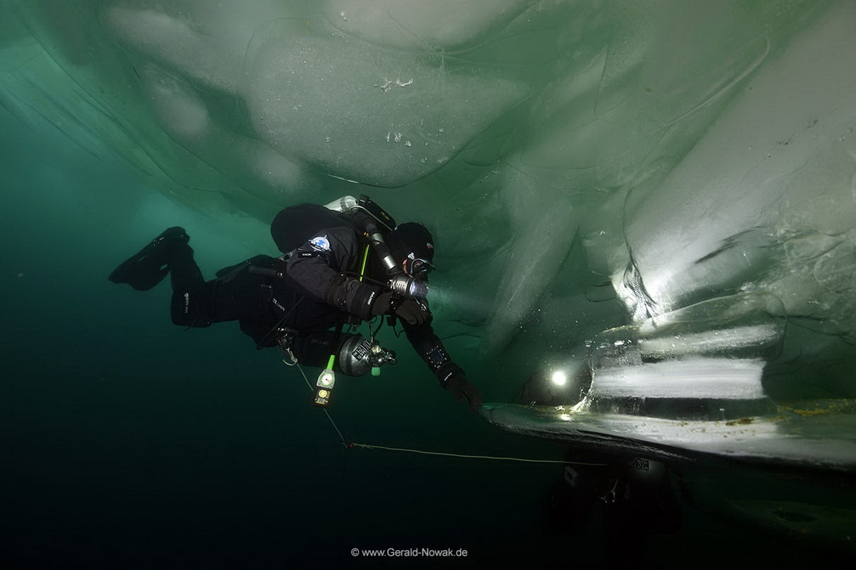 02_04 (c) Ice Diving in Lake Baikal (c) Gerald Nowak