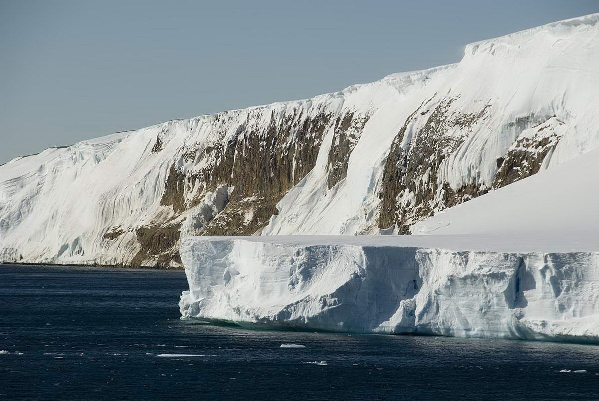 02_csm_20070120_LarsenBCliff_GChapelle_7d86066736_klein (c) Part of the demolition edge of the Larsen-B ice shelf on the Antarctic Peninsula. Recorded on the Polarstern expedition ANTXXIII / 8 in the Weddell Sea 2006/07. (c) Gauthier Chapelle