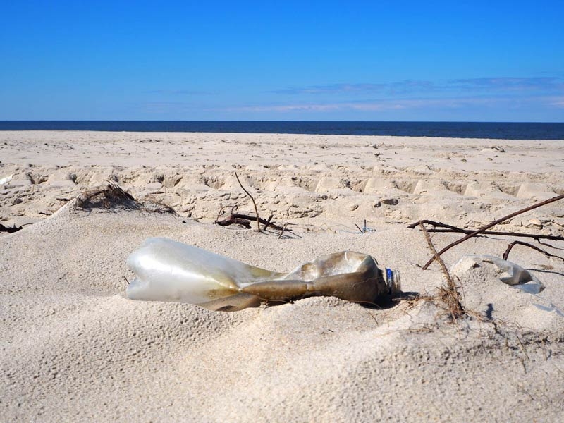 plastikmuell (c) Plastic litter on the beach (c) Olaf Klodt