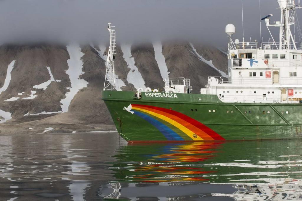 GP0STOIZW_PressMedia_klein (c) The Greenpeace ship Esperanza anchored in a bay called Gashhamna on the southern side of Hornsund, which is a fjord on the south west coast of Spitsbergen. (c) Nick Cobbing / Greenpeace