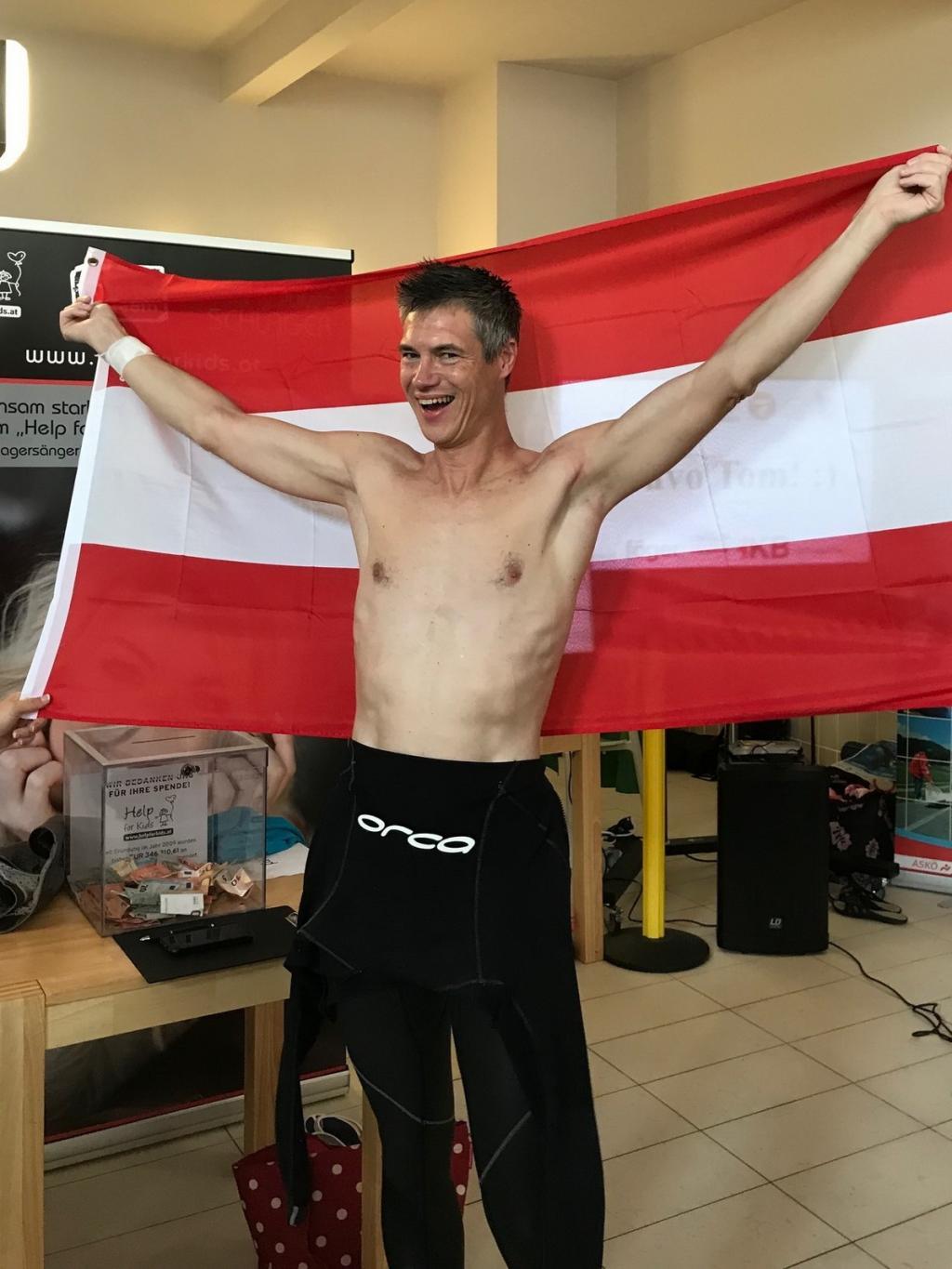 1_03 (c) Tom Oberhuber celebrating his new world record.