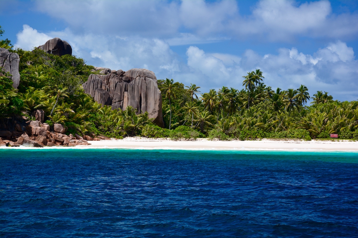 Sandstrand - Grande Soeur Island, Seychellen (c) Love sailing The Seychelles is ideal for relaxed sailing and diving liveaboards