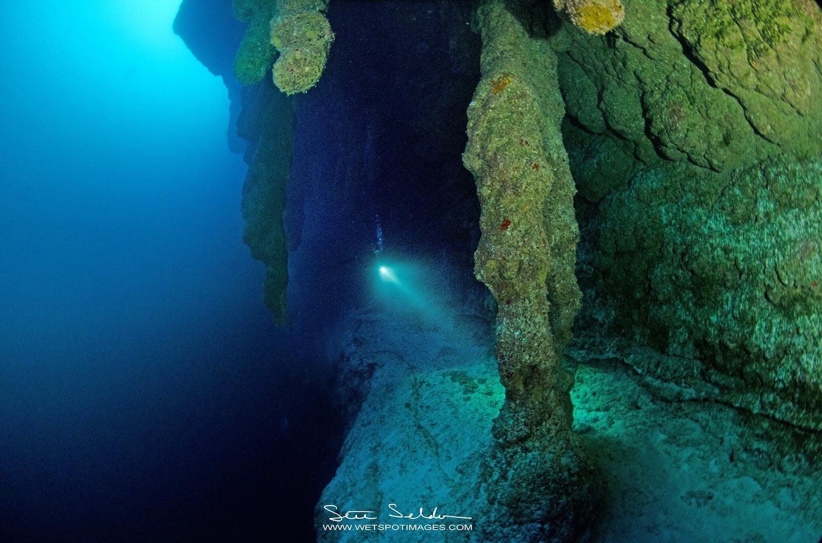 BlueHole_Stuart_Seldon_2 (c) Diving the Blue Hole (c) Stuart Seldon / Huracan Diving Lodge