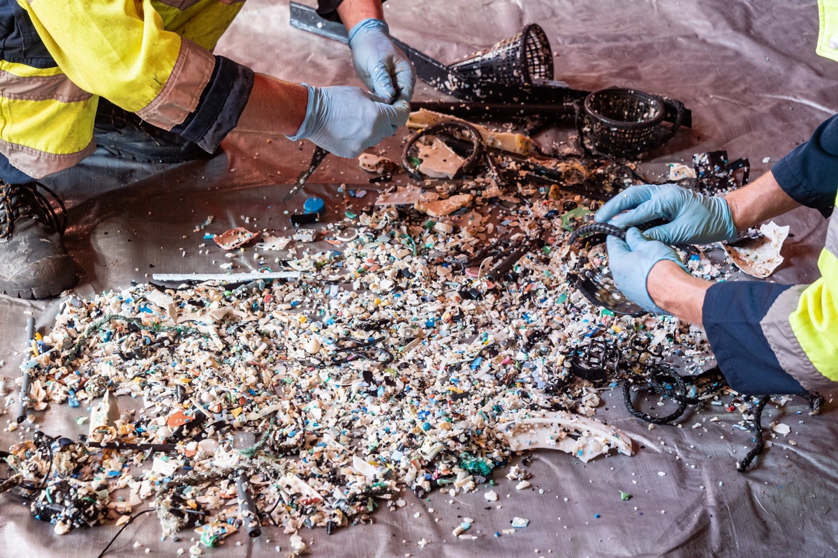 cleanup_04 (c) Mitarbeiter an Bord des Supportschiffes sortieren den gesammelten Müll nach Größe und Typus (c) The Ocean Cleanup